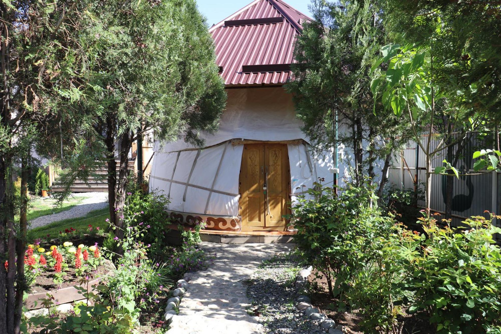 Happy Nomads Yurt Camp&Hostel Karakol Exterior foto